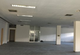 A LOUR LOCAL INDUSTR 850 M2 CHARGUIA