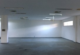 A LOUR LOCAL INDUSTR 850 M2 CHARGUIA