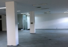 A LOUR LOCAL INDUSTR 850 M2 CHARGUIA