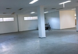 A LOUR LOCAL INDUSTR 850 M2 CHARGUIA