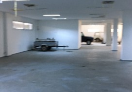 A LOUR LOCAL INDUSTR 850 M2 CHARGUIA