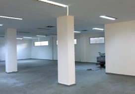A LOUR LOCAL INDUSTR 850 M2 CHARGUIA