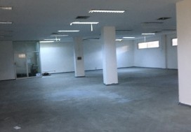 A LOUR LOCAL INDUSTR 850 M2 CHARGUIA