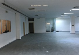 A LOUR LOCAL INDUSTR 850 M2 CHARGUIA