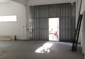 A LOUR LOCAL INDUSTR 850 M2 CHARGUIA