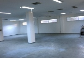 A LOUR LOCAL INDUSTR 850 M2 CHARGUIA