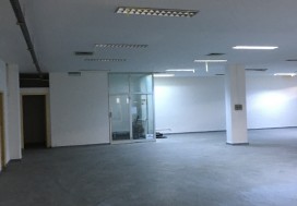 A LOUR LOCAL INDUSTR 850 M2 CHARGUIA
