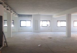 A LOUER IMMEUBLE 2100 M2 LAC