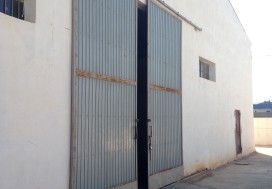 A VENDRE A J OUTS LOCAL 1100 M2 CHARP