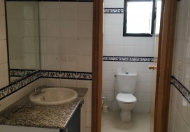 A LOUER IMM  1000 M2 4 NIV VUE LAC