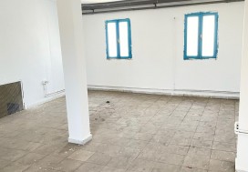 A LOUER LOCAL 1200 M2 J OUST